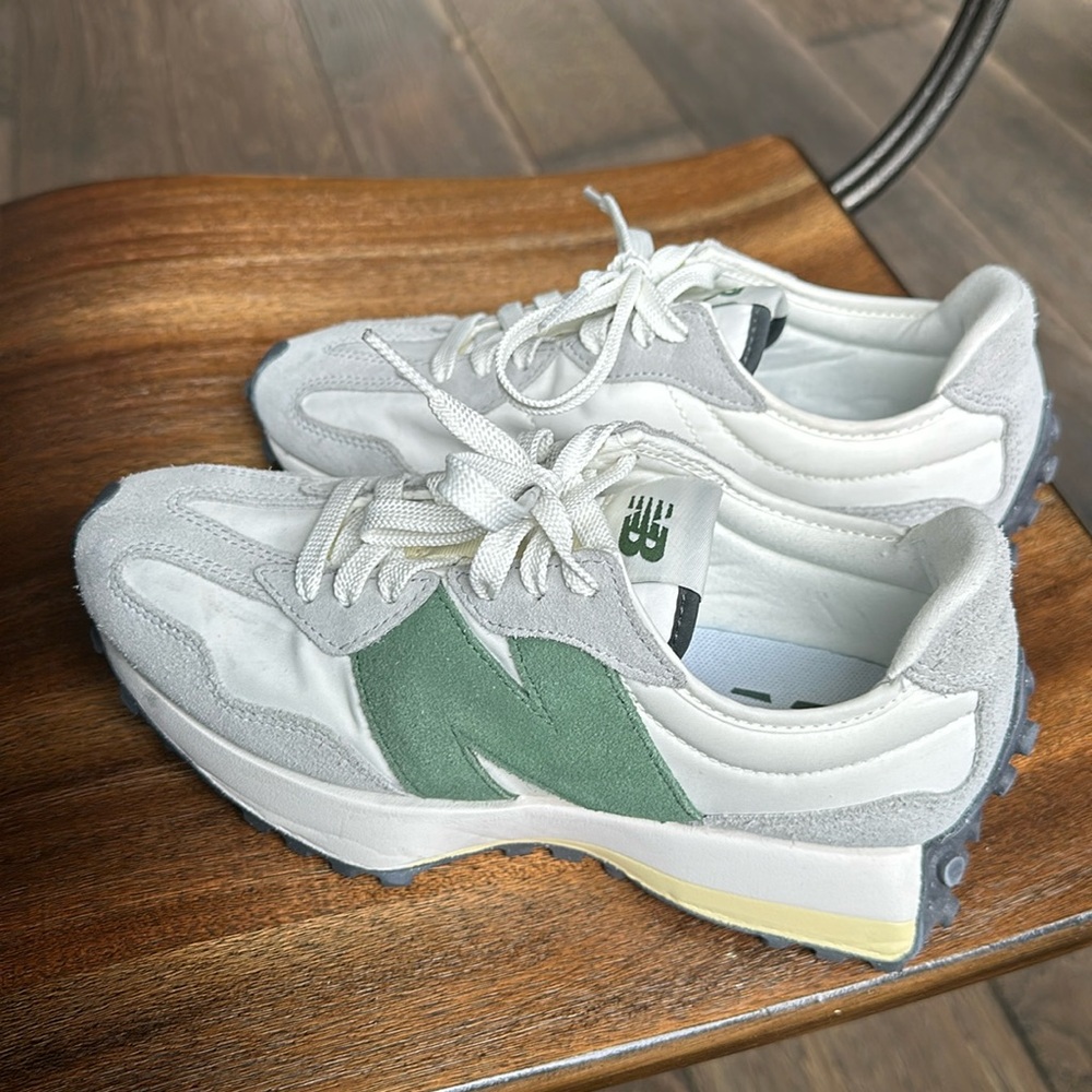 Size 6 new balance. Worn a few times. Green N white and cream shoes.